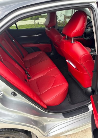 asiento de auto con cuero rojo tipo carrera