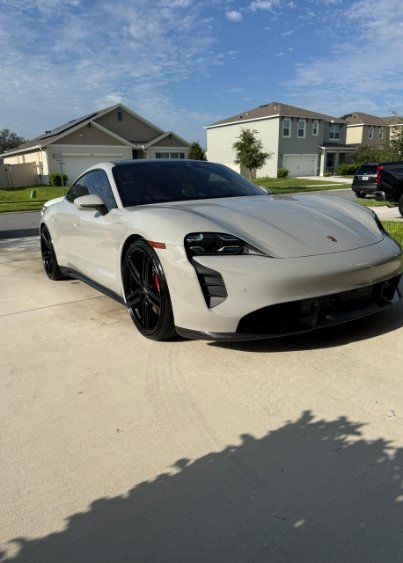 auto porche deportivo de lujo color gris crema