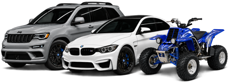 camioneta jeep gris, carro deportivo bmw blancto y cuatrimoto azul