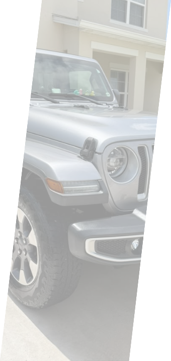 parte frontal de un jeep gris